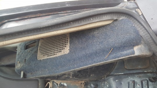 Seitenverkleidung vor der Trockeneisreinigung